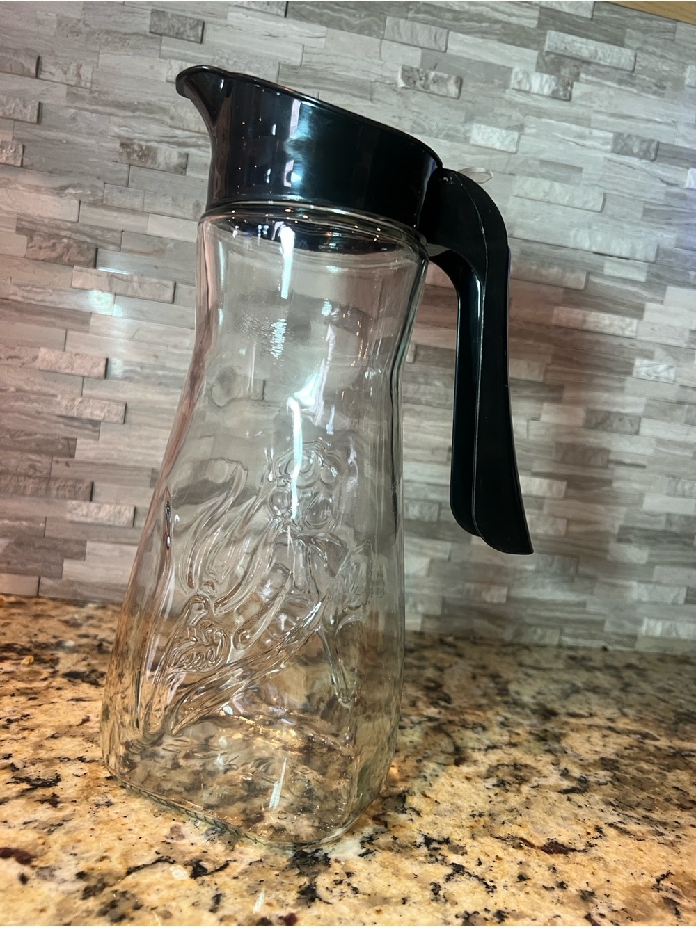 SARINA Decorated Jug Glass Pitcher with Black Lid and Handle - Clear